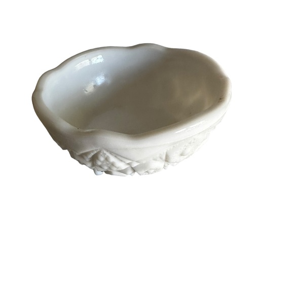 VINTAGE KEMPLE MILK GLASS BOWL HOBSTAR FINECUT SCALLOPED RIM 7” - Picture 2 of 7